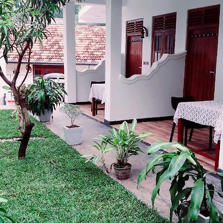 Ramesh Guesthouse Mirissa Bagian luar foto