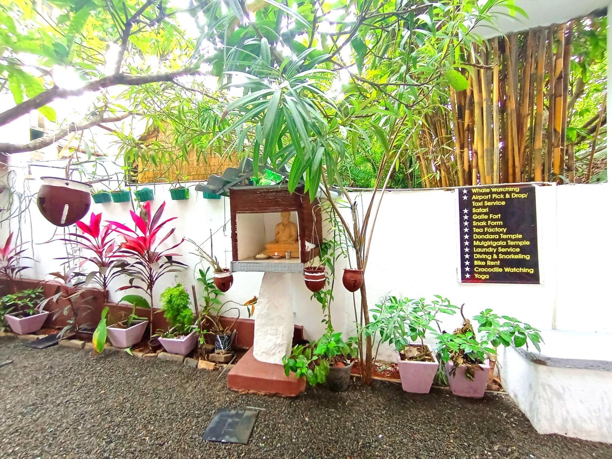 Ramesh Guesthouse Mirissa Bagian luar foto