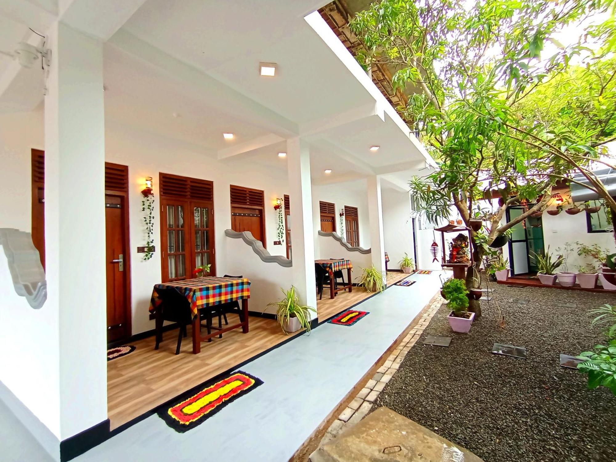 Ramesh Guesthouse Mirissa Bagian luar foto
