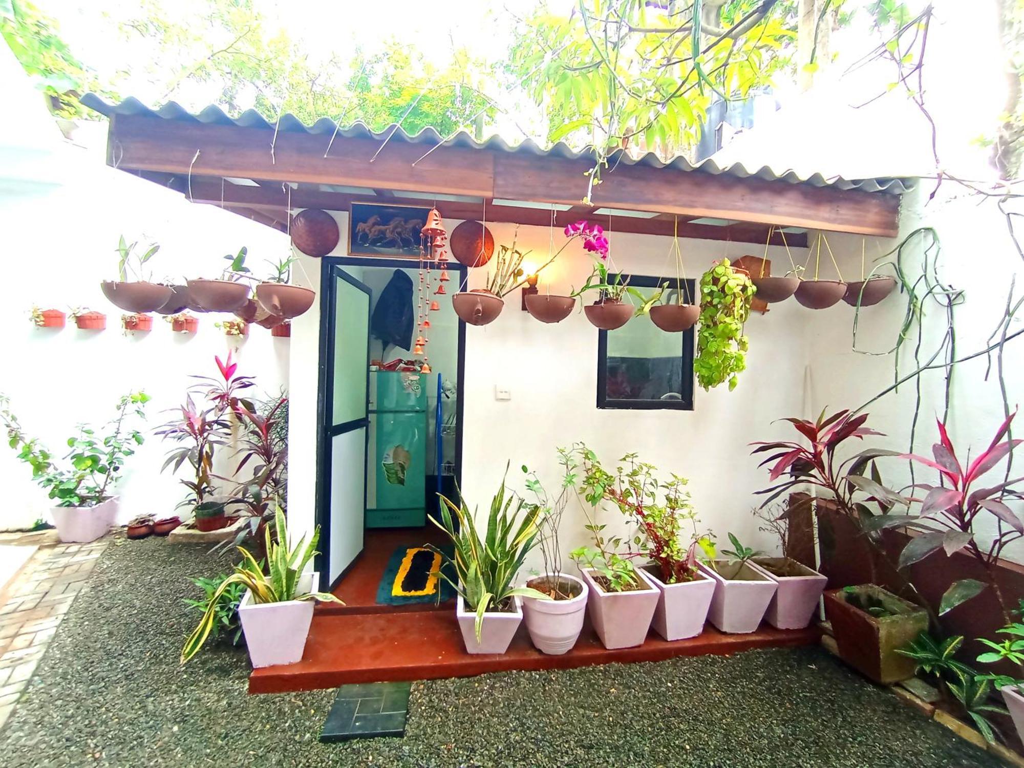 Ramesh Guesthouse Mirissa Bagian luar foto