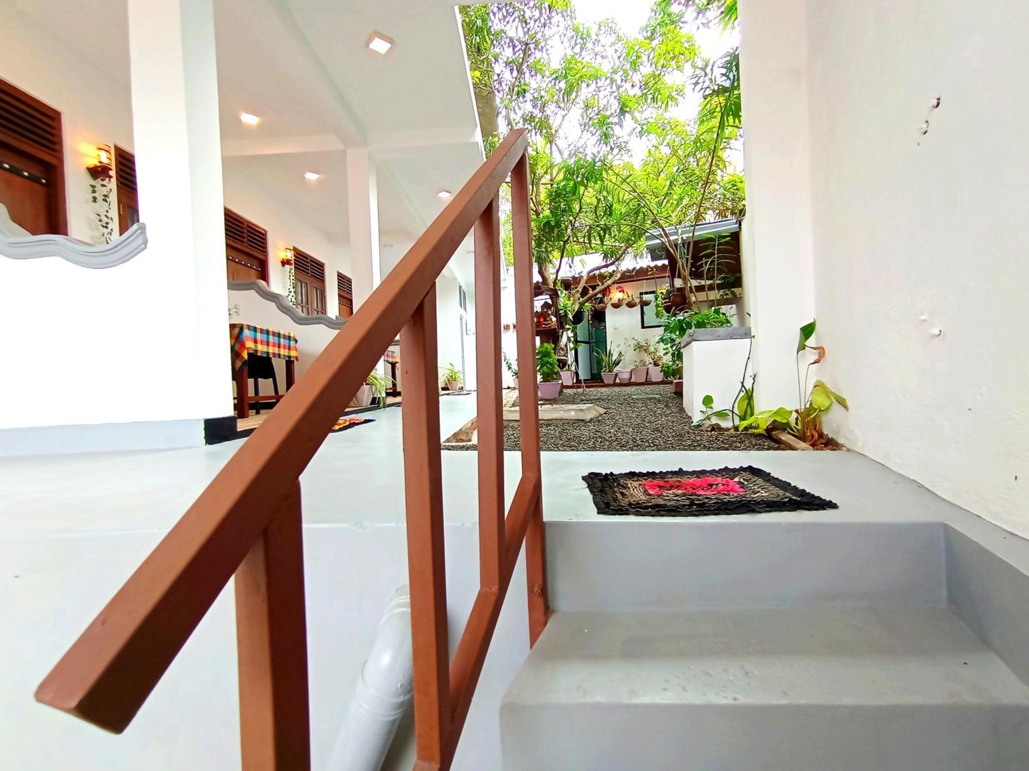 Ramesh Guesthouse Mirissa Bagian luar foto